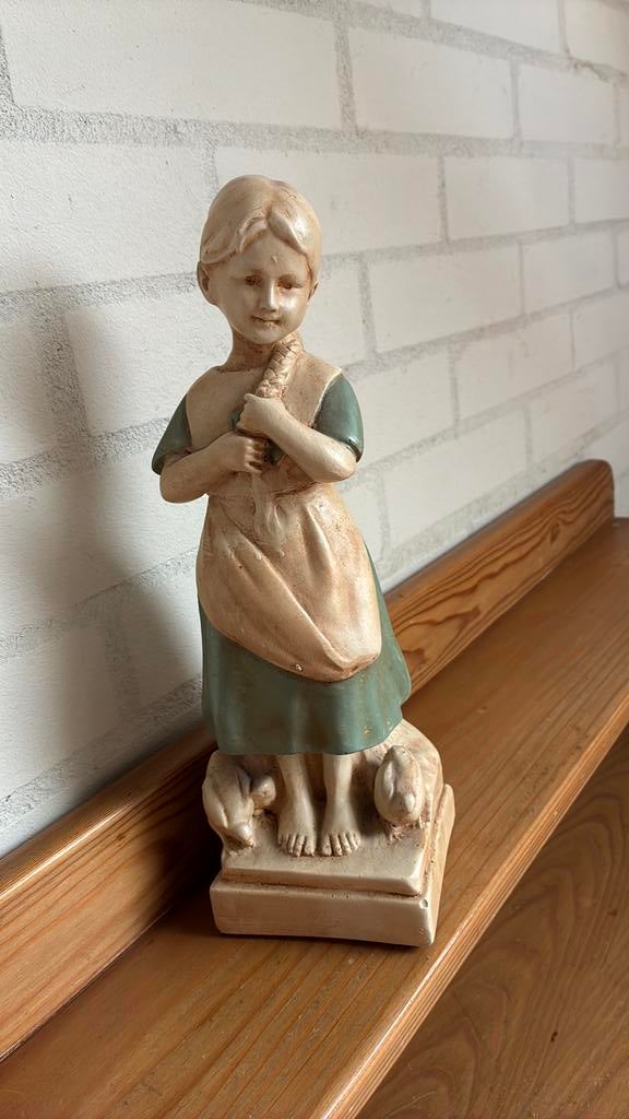 Meisje met kippen beeldje, Antiek en Kunst, Kunst | Beelden en Houtsnijwerken, Overige onderwerpen, Natuurlijk materiaal, Ophalen of Verzenden