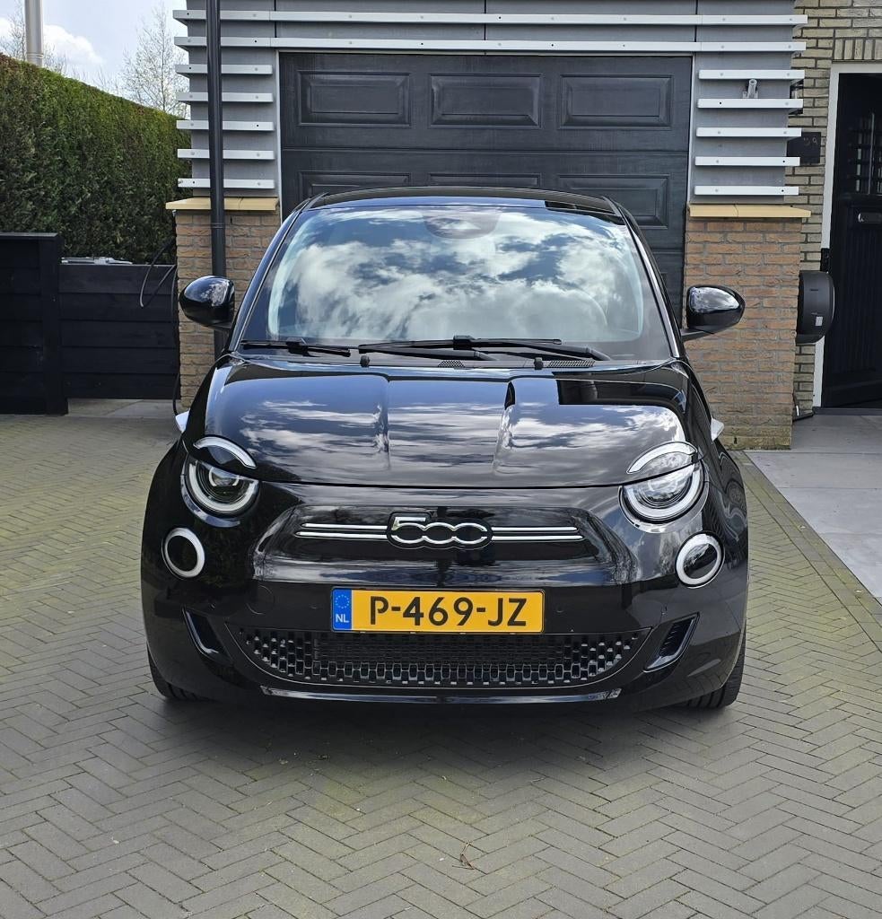 Fiat 500e 3+1 La Prima  24kWh 70pk Aut 2022 Zwart, Auto's, Fiat, 1300 kg, 50 €/maand, 4 stoelen, Zwart
