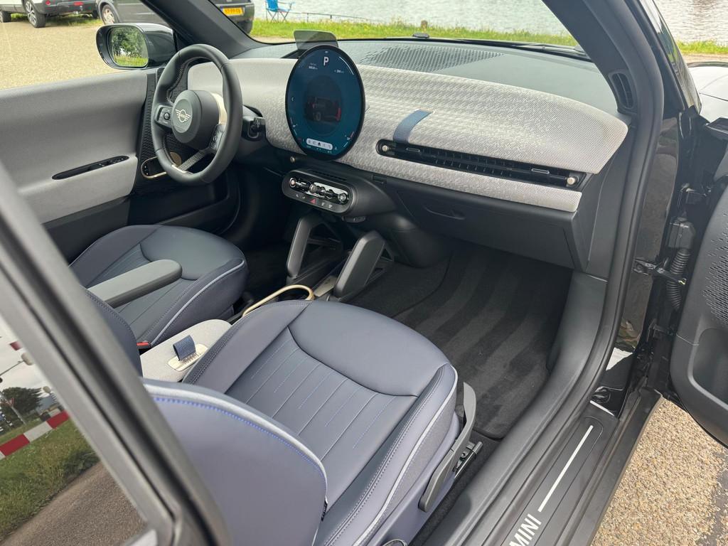 Mini Cooper E Favoured S 40.7 kWh Head Up Camera NIEUW, Auto's, Gebruikt, 4 stoelen, Adaptive Cruise Control, Zwart