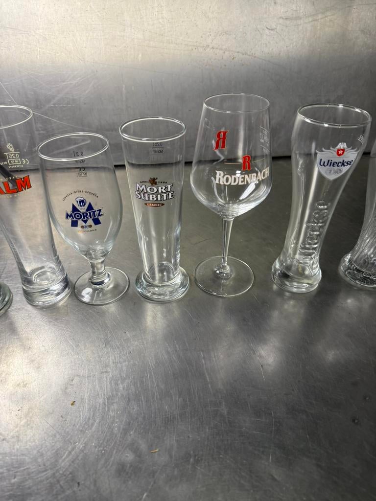 Ruim 150 diverse soorten bierglazen meerendeel nieuw in doos, Ophalen, Zo goed als nieuw, Glas of Glazen, Overige merken