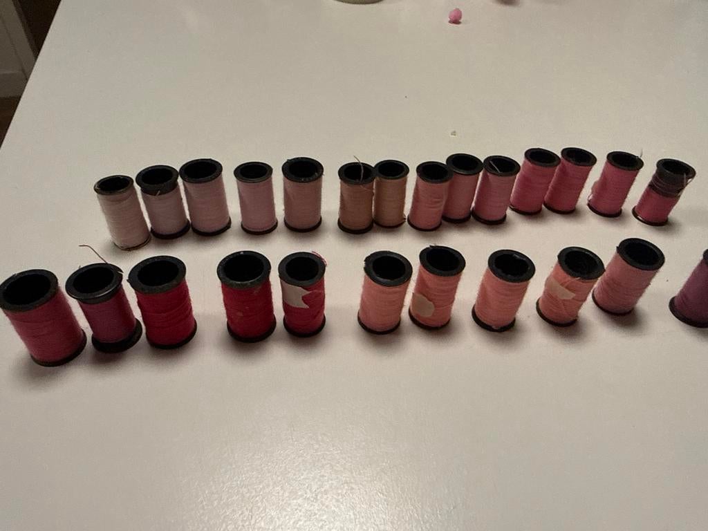 Klosjes naaigaren draad naaien garen roze rood tinten, Ophalen of Verzenden, Zo goed als nieuw, Garen of Naald(en)