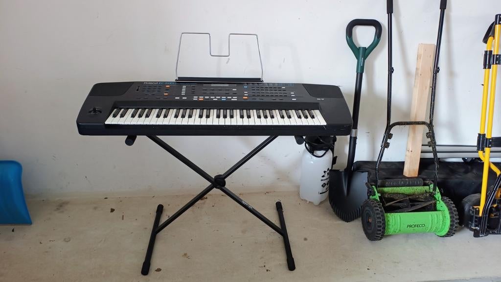 Roland E-56 Keyboard met standaard en accessoires, Ophalen, 61 toetsen, Roland, Zo goed als nieuw