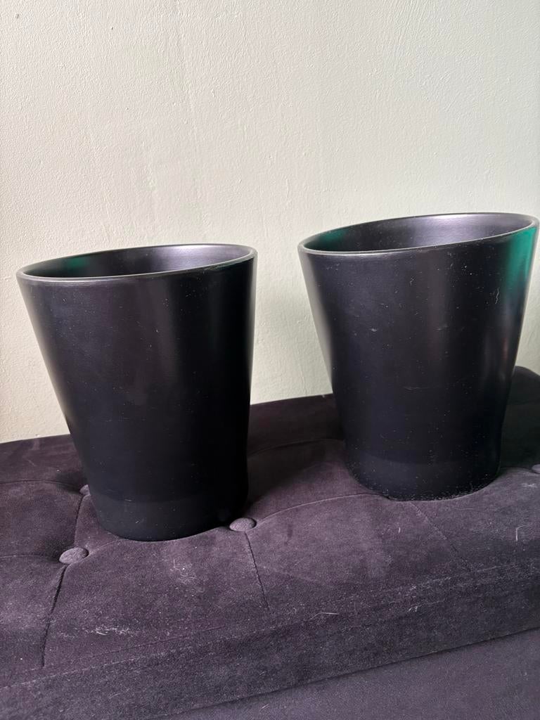 2 mooie zwarte bloempotten - IKEA Papaja, Tuin en Terras, Bloembakken en Plantenbakken, Kunststof, Gebruikt, Minder dan 30 cm