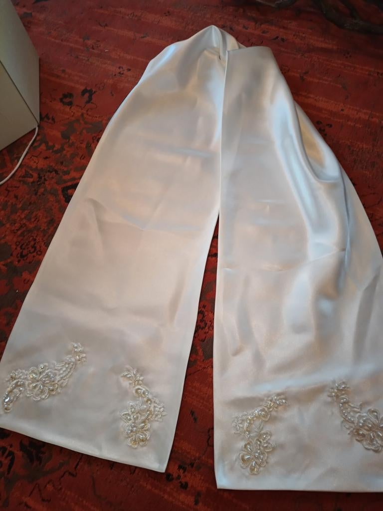 Witte sjaal met borduursel en parels stola trouwen, Ophalen of Verzenden, Nieuw, Wit, Accessoires