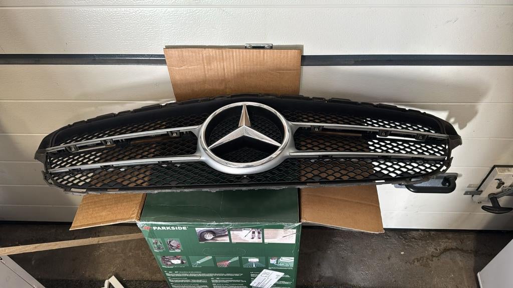Grille Mercedes C-klasse 350e, Ophalen of Verzenden, Gebruikt, Voor, Mercedes-Benz