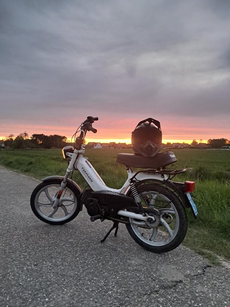Gezocht mooie witte tomos met standaart lak, Fietsen en Brommers, Brommers | Tomos, Ophalen of Verzenden, Gebruikt, Standard