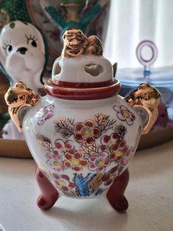 Chinees potje op pootjes met opengewerkt dekseltje beschikbaar voor biedingen