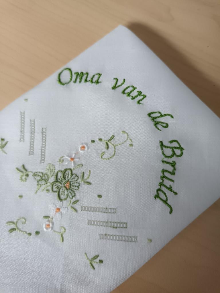 Geborduurde zakdoek 'Oma van de Bruid', Kleding | Dames, Trouwkleding en Trouwaccessoires, Nieuw, Wit, Verzenden