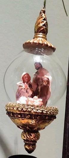 Kerstbal met Kerststal beschikbaar voor biedingen