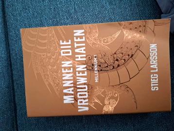 Stieg Larsson - Mannen die vrouwen haten beschikbaar voor biedingen