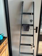 Zwarte decoratieladder, Doe-het-zelf en Verbouw, Ladders en Trappen, Ophalen of Verzenden, Zo goed als nieuw, Minder dan 2 meter