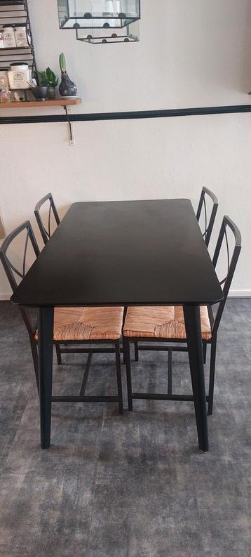 Keukentafel incl 4 stoelen beschikbaar voor biedingen