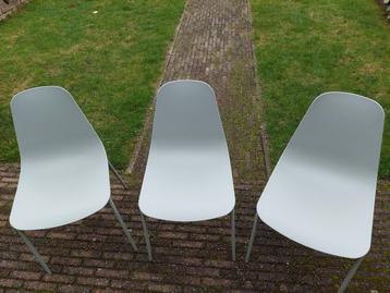 Set van drie licht groene stoelen beschikbaar voor biedingen