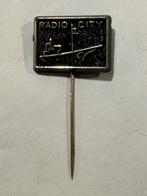 Plastic Speld Piratenzender Radio City (zilver op zwart), Ophalen of Verzenden, Zo goed als nieuw, Overige onderwerpen, Speldje of Pin