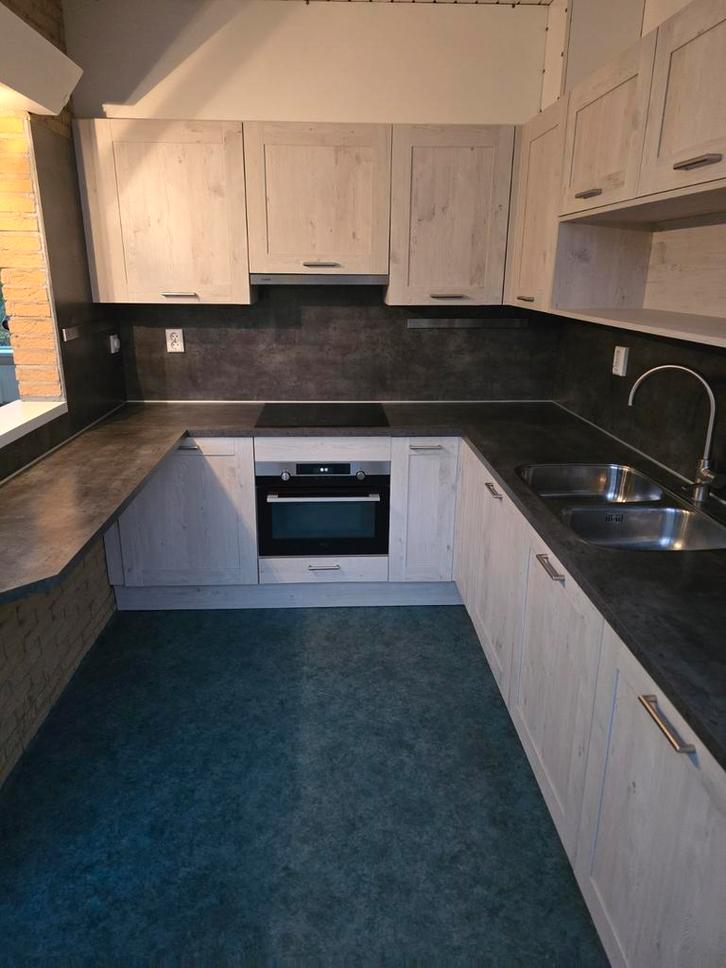 Half open keuken met aeg apparatuur., Huis en Inrichting, Keuken | Complete keukens, Zo goed als nieuw, U-keuken, Grijs, Kunststof