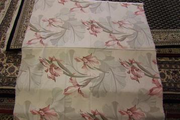 Lap gordijnstof ca 110 x 105 cm stof met bloemen - restant beschikbaar voor biedingen