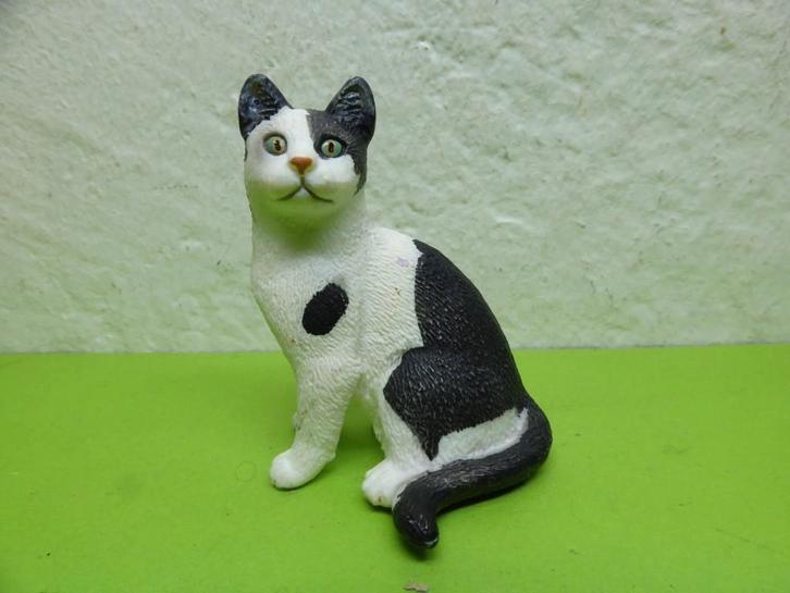 Schleich 13637 zwart witte kat, dierfiguur, Verzamelen, Dierenverzamelingen, Zo goed als nieuw, Beeldje of Figuurtje, Hond of Kat