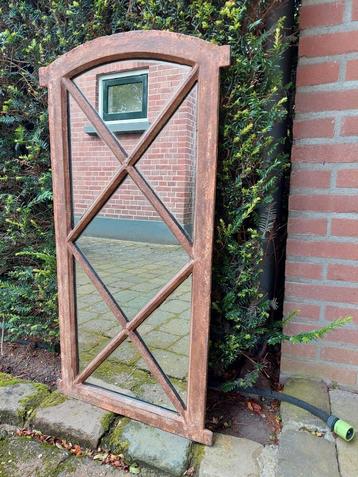 Een zeer mooi oud spiegel stalraam.  beschikbaar voor biedingen