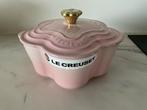 Le creuset 20 cm bloem, shell pink, met bloemdop, nieuw, Huis en Inrichting, Gietijzer, Nieuw, Ophalen of Verzenden, Keramische plaat