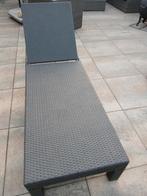 Wicker ligbed met verstelbare rugleuning., Tuin en Terras, Ophalen, Zo goed als nieuw