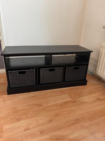 Tv kastje met manden beschikbaar voor biedingen