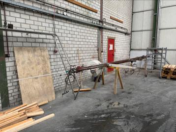 Gelakte houten mast incl mastvoet beschikbaar voor biedingen