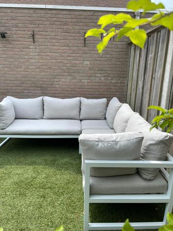Zo goed als nieuwe tuinset – wit staal met wasbare kussens beschikbaar voor biedingen
