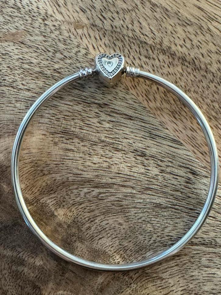 Pandora Bangle Hartsluiting - Nieuw en ongedragen, Sieraden, Tassen en Uiterlijk, Armbanden, Nieuw, Zilver, Met bedels of kralen