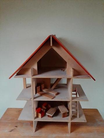 Houten poppenhuis  beschikbaar voor biedingen