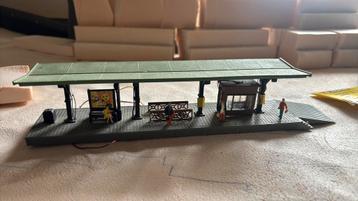 Station perron met verlichting en poppetjes h0 beschikbaar voor biedingen