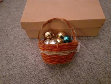 Antiek chenille kerst mandje met mini kerstballen beschikbaar voor biedingen