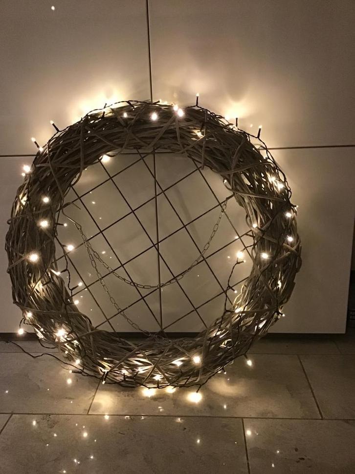 Grote  rieten krans kerstkrans LED verlichting -  80 cm, Huis en Inrichting, Woonaccessoires | Kransen, Zo goed als nieuw, Ophalen