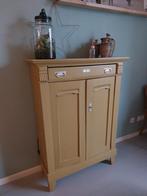 Oude okergele kast met deurtjes en lade, Ophalen of Verzenden