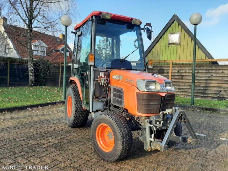 Kubota B2530 trekker met cabine en fronthef - 4WD, Zakelijke goederen, Agrarisch | Tractoren, 5000 tot 7500, Overige merken, tot 80 Pk