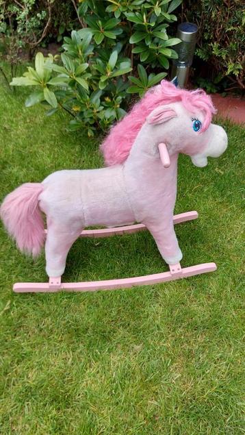 roze hobbelpaard beschikbaar voor biedingen