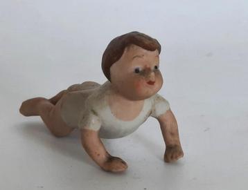 Kruipende baby, leuk oud klein porseleinen beeldje beschikbaar voor biedingen