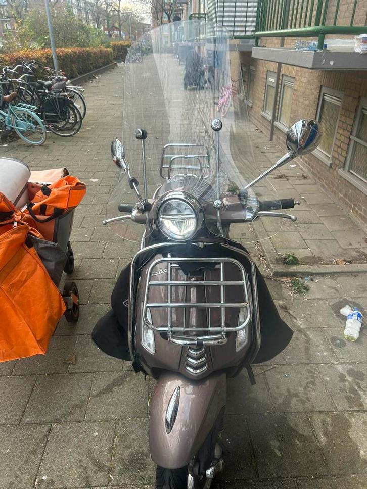 Vespa primavera, Fietsen en Brommers, Scooters | Vespa, Zo goed als nieuw, Overige modellen, Benzine, Ophalen