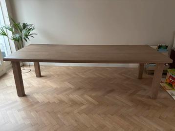 Houten eettafel beschikbaar voor biedingen