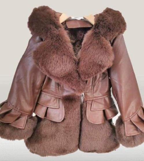 ** NIEUW ** Bruine Winterjas met nepBont. Maat 134/140, Kinderen en Baby's, Kinderkleding | Maat 134, Nieuw, Meisje, Jas, Ophalen of Verzenden