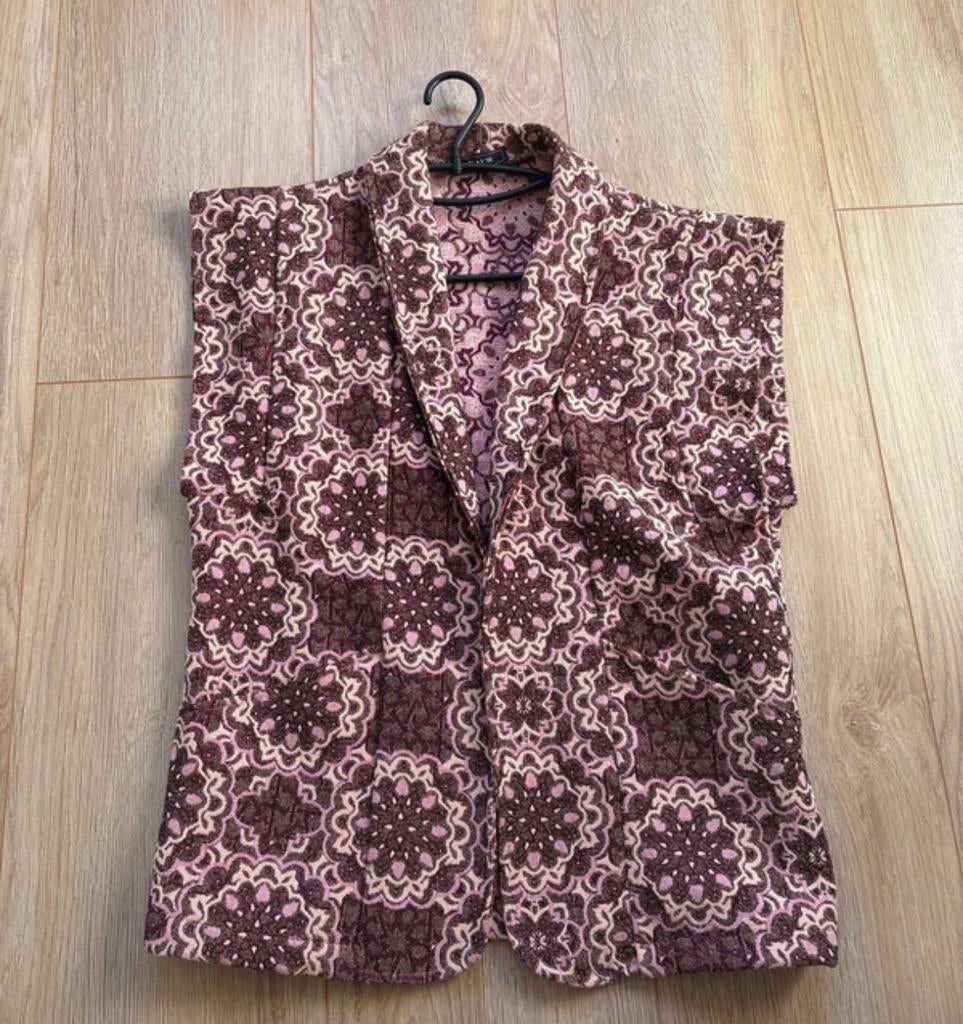 Oud roze gilet met bloemenprint, Kleding | Dames, Bodywarmers, Ophalen of Verzenden, Zo goed als nieuw, Roze