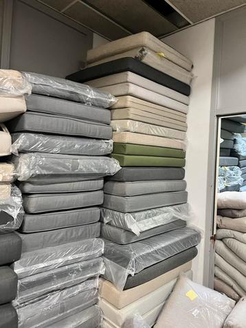 Nieuwe Merkkussens te Koop verscillende maten voor buiten beschikbaar voor biedingen
