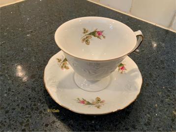 Hand-Painted Wawel Tea Cup and Saucer from Poland beschikbaar voor biedingen