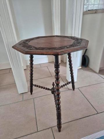 Brocante  bijzettafel  beschikbaar voor biedingen