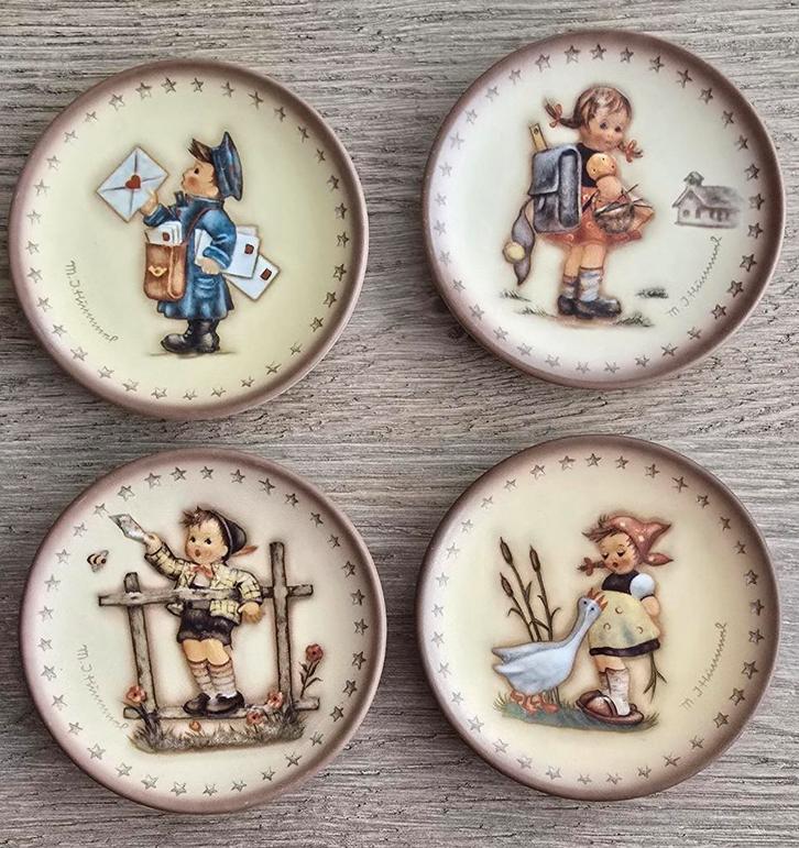 4 kleine goebel bordjes, puntgaaf, Verzamelen, Beelden en Beeldjes, Zo goed als nieuw, Hummel, Ophalen of Verzenden