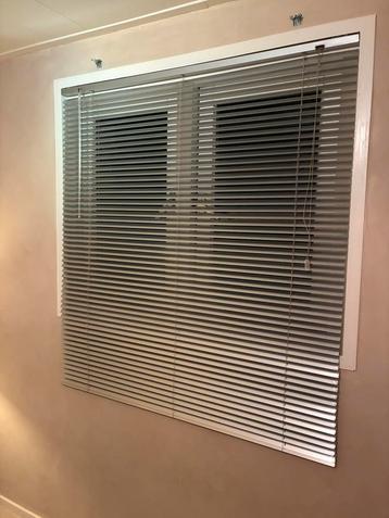 Aluminium luxaflex 118 b x 130 h beschikbaar voor biedingen