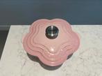 NIEUWE Le Creuset Bloempwn Shell Pink, 20 cm, Gietijzer, Mvt, Nieuw, Ophalen of Verzenden