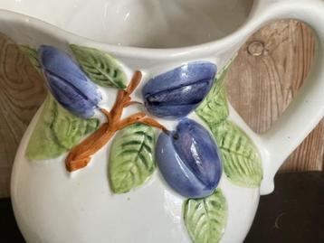 Grote witte kan / sapkan. Aardewerk. Blauw / pruimen.  beschikbaar voor biedingen