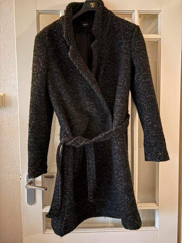 Super mooie winter jas  van only, Kleding | Dames, Jassen | Winter, Zo goed als nieuw, Maat 42/44 (L), Grijs, Verzenden