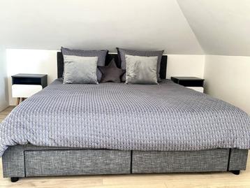 Complete slaapkamer set met bed en kast beschikbaar voor biedingen