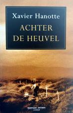 Xavier Hanotte - Achter de heuvel, Ophalen of Verzenden, Zo goed als nieuw, België